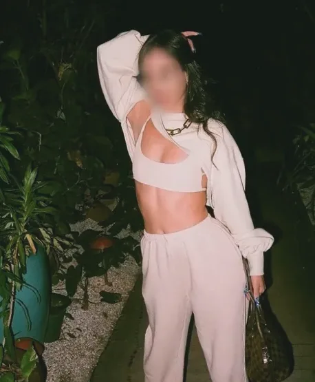 Ella, 19