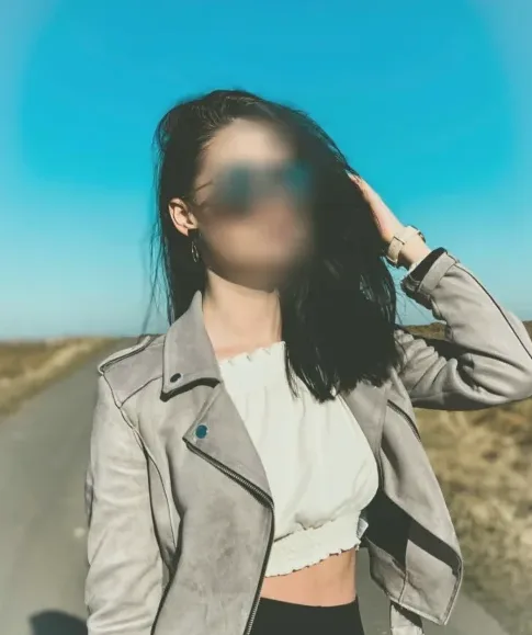 Lilly, 32